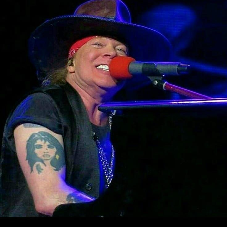 Cynthia17695156's tweet photo. Blowing like a secret wind
Pouring over my naked skin
Like a river flowing in the ocean #glasspear
Lost a good friend recently and remembering what I loved most about him was, he always made me smile, like AXL. @axlrose https://t.co/Bj2G8XStLk