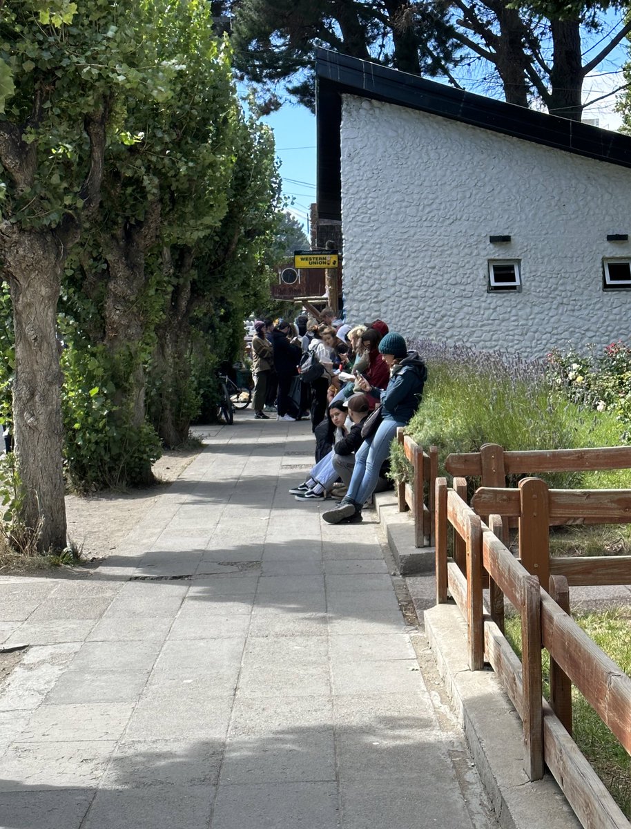matikohan's tweet photo. Calafate: la fila de turistas extranjeros en Western Union para cambiar plata 👌🏼 https://t.co/mne2pF3wNl