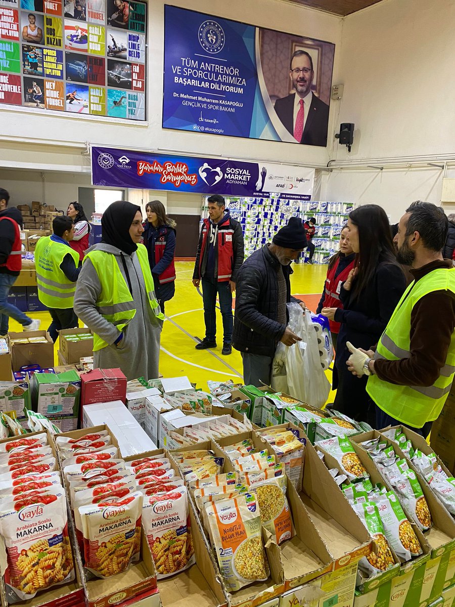📍Adıyaman’dayız.

Afet Koordinasyon Merkezi’ndeki Değerlendirme Toplantısı’nın ardından depremden etkilenen vatandaşlarımızla, ihtiyaçları en hızlı şekilde giderebilmek için sahada canla başla görev yapan ekipler ile bir aradayız.