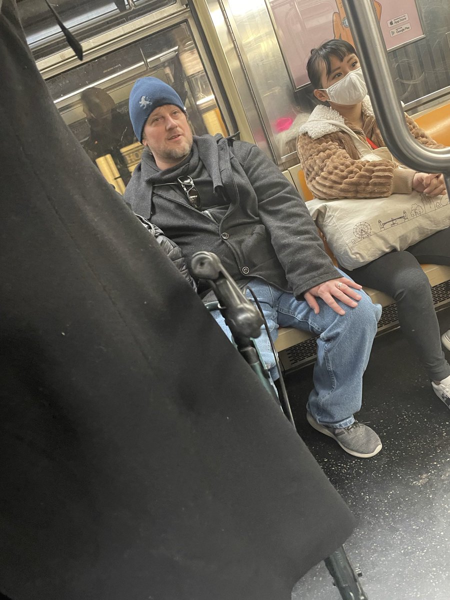 kinizzz's tweet photo. Dans le metro à Ny c’est pas ragnar le breton ? #ragnar #NYC https://t.co/RfcGEDLW08