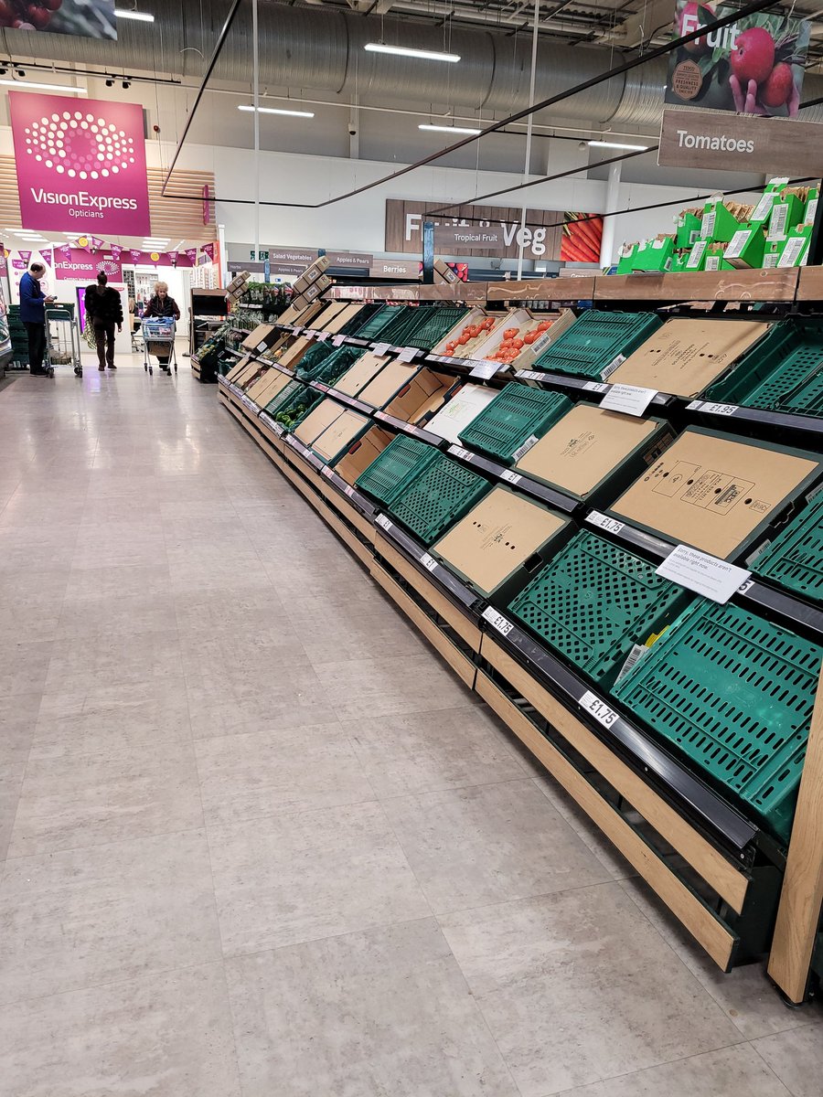 SaraCochrane3's tweet photo. @Tesco @Havant @Hampshire #emptyshelves #notomatoestoday #nopeppers #nottheweather @LBC @mrjamesob #Gaslighting is amongst us !! @BBC @ITV all lying to us!!!! https://t.co/OQxtKeZKGG