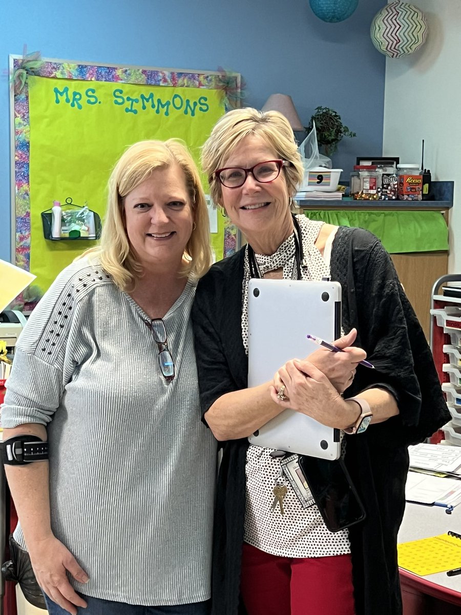 RangeElementary's tweet image. Congratulations to Mrs. Simmons, Range Elementary’s 22-23 Teacher of the Year! Thank you, Mrs. Simmons, for all that you do! 🥳💖 @mesquiteisdtx