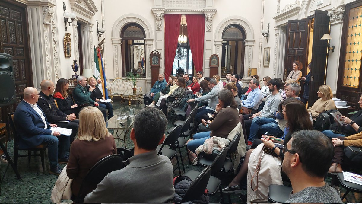 Hoy, en <a href="/SubdeGobGranada/">Subdelegación Gobierno Granada</a>, hemos celebrado un interesante y productivo encuentro entre componentes de <a href="/policia/">Policía Nacional</a> y <a href="/guardiacivil/">Guardia Civil</a>  y docentes de la provincia para abordar temas relacionados con la seguridad y la violencia en los centros educativos.