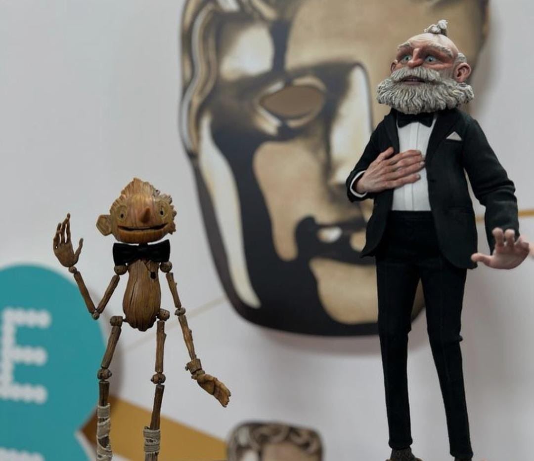 GabyMeza8's tweet photo. ¡DE GALA! 🤩 Las marionetas de #PinocchioMovie fueron caracterizadas con traje de gala para recibir el premio #BAFTA que los acreditó como MEJOR PELÍCULA ANIMADA 🎬 La producción de #GuillermoDelToro ha ganado todos los reconocimientos hasta ahora en mejor cinta de animación https://t.co/eMJqtWwZhp