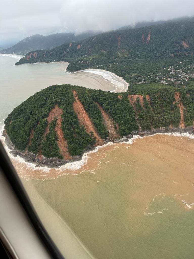 marcoviniciuskt's tweet photo. 2023: Praia da Barra do Sahy com a Praia da Baleia após enxurrada.
2017: Rolante (RS) após enxurrada (foto do morro).
1995: Timbé do Sul (SC) após enxurrada (foto do vale).
Relevos semelhantes respondem da mesma forma a eventos climáticos extremos. Prof Geólogo H.T.Frank https://t.co/iKIPCAyoJo