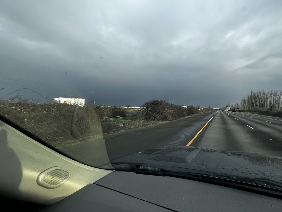 Alt_ed_ology's tweet photo. #DELWx ice pellets in Woodburn and now heavy snow between canby to Willsonville. 33° @WRNAmbassadors at @multco Donald E Long youth want staff and community partners to stay weather aware of changing conditions today. #WxOr @CoCoRaHS will have precip report soon! https://t.co/5fsOYjXwhv