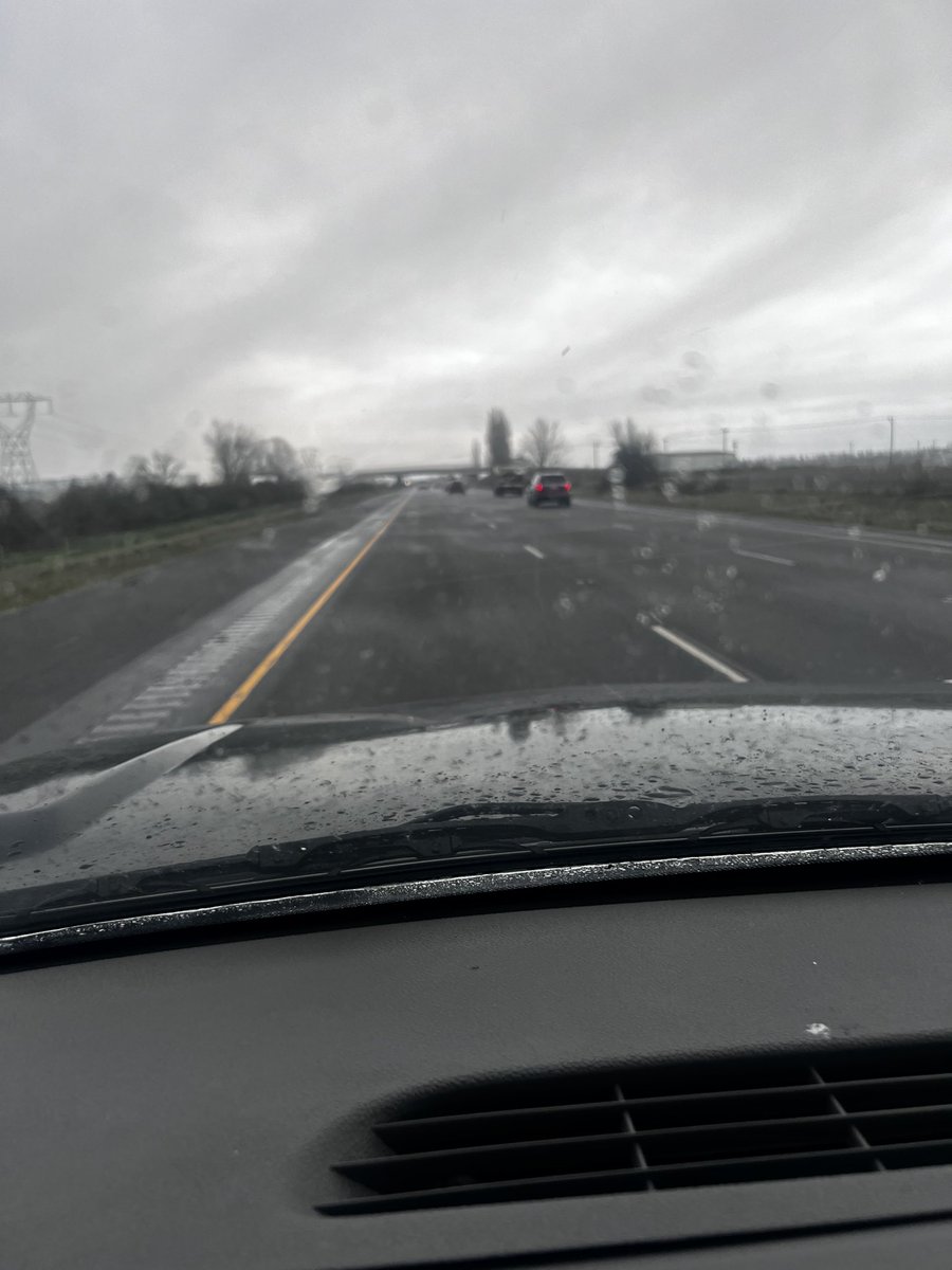 Alt_ed_ology's tweet photo. #DELWx ice pellets in Woodburn and now heavy snow between canby to Willsonville. 33° @WRNAmbassadors at @multco Donald E Long youth want staff and community partners to stay weather aware of changing conditions today. #WxOr @CoCoRaHS will have precip report soon! https://t.co/5fsOYjXwhv