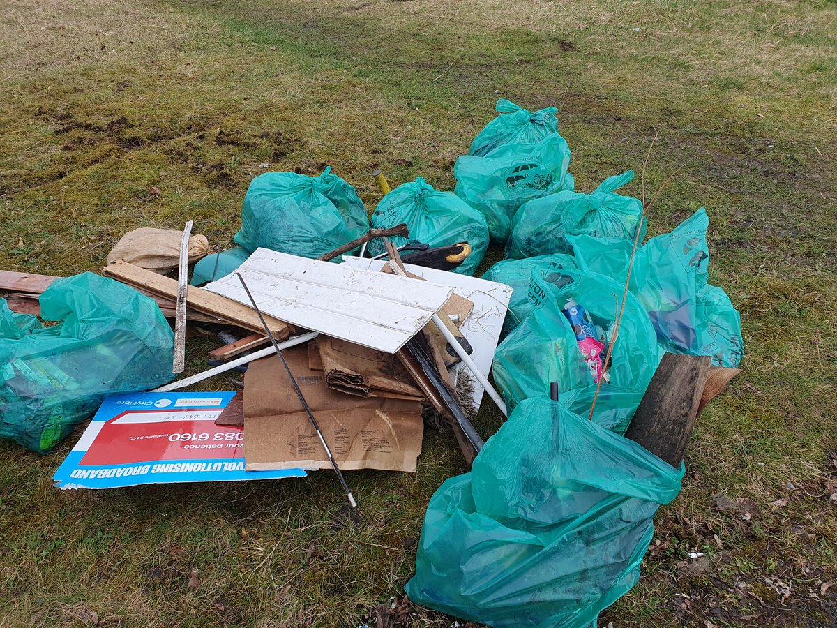 Consultation underway at the Oasthouse Estate in Breightmet. Over 20 bags collected at this mornings litter pick. A big shout out to all volunteers & @BackupNW for supplying hot drinks & snacks. They went down a treat 😊

#TeamBolton