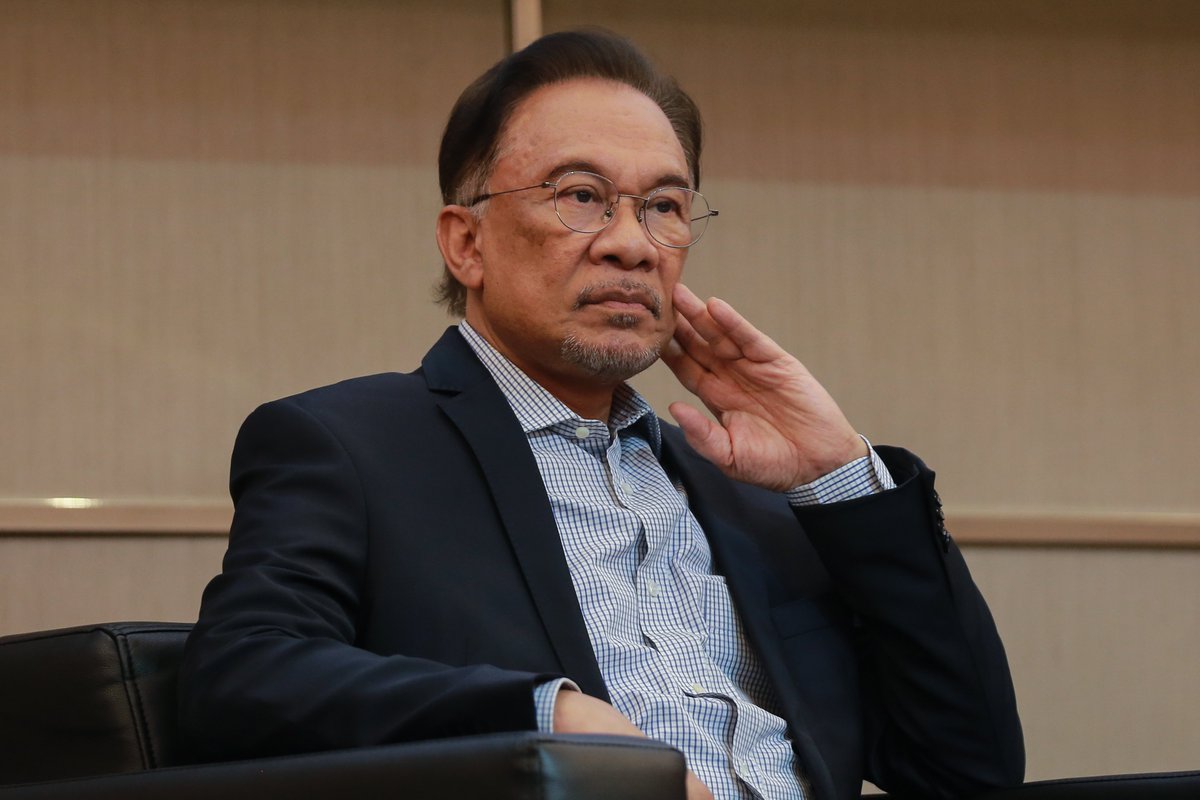 NewsBFM's tweet photo. 1. Anwar Ibrahim has reportedly sent a letter of demand to Awang Hashim over the Pendang MP’s remarks accusing the PM of being more vindictive than Mahathir Mohamad, SN Nair &amp; Partners say.

 Anwar’s lawyers add, he seeks a public apology and compensation from Awang. https://t.co/5ShiL2osXH