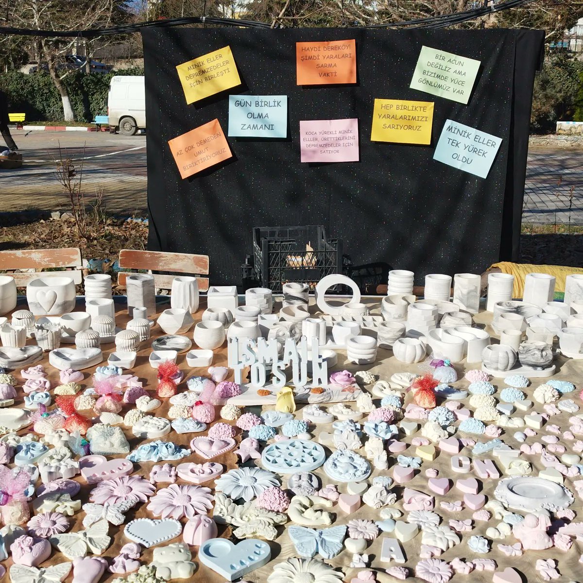 Minik Eller Umut Oldu
Okulumuz 2/A sınıfı öğrencileri, Sınıf Rehber Öğretmeni Ali AKAR rehberliğinde yıl boyunca el emeği göz nuru üretmiş oldukları hediyelik eşyaları  depremzede kardeşlerimiz için satışa çıkardı.
<a href="/BasyigitHasann/">Hasan BAŞYİĞİT</a> <a href="/alivar43/">Ali VAR</a> <a href="/ArgeKutahya/">Kütahya ARGE</a> <a href="/KutahyaValiligi/">T.C. Kütahya Valiliği</a>