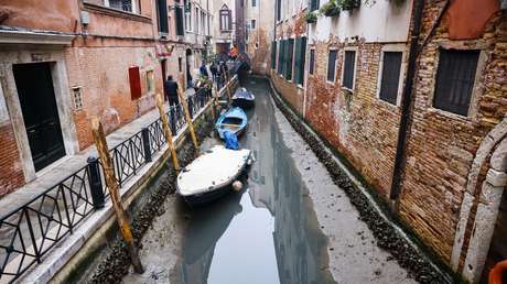 #RetornoFeliz
Canales de Venecia casi secos por inusuales y prolongadas mareas bajas.