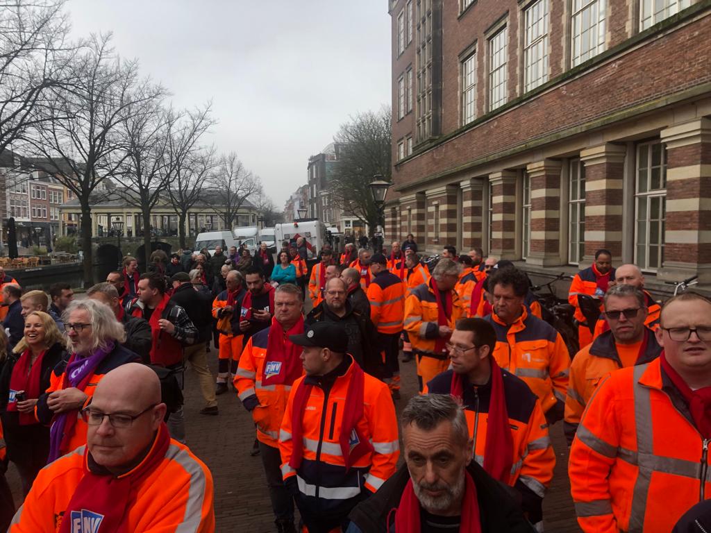 Met het belangrijke werk wat ze voor onze stad doen is het gemeentepersoneel onmisbaar. Mooi nieuws dat er eindelijk een akkoord is bereikt! En vooral mooi dat medewerkers die onder de laagste schaal vallen het hardst erop vooruitgaan. Staken werkt ✊ #cao #Stakingen #Leiden