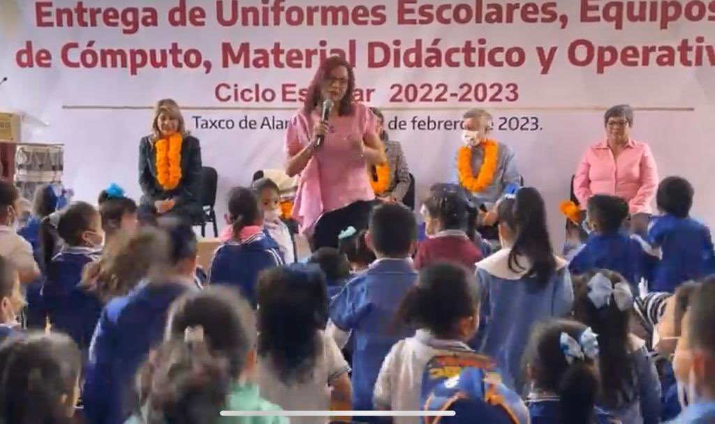 Letamaya's tweet photo. Feliz de haber jugado, cantado y participado en la entrega de uniformes, equipos de cómputo y material didáctico al Jardín de Niños Rosaura Zapata, en Taxco. Motivador ver a las y los niños muy contentos y con tanta energía; apreció el trabajo de maestras y de @EvelynSalgadoP. https://t.co/XTBcQgtuz5