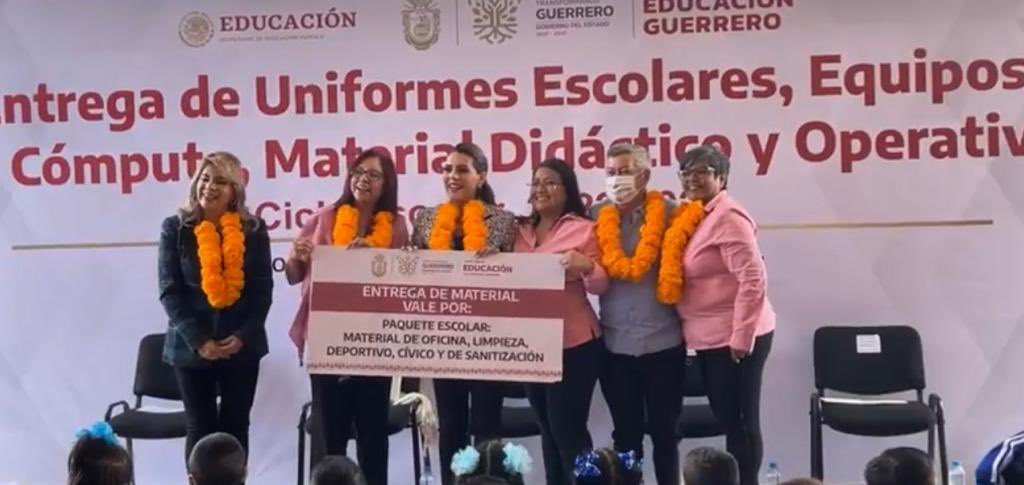 Letamaya's tweet photo. Feliz de haber jugado, cantado y participado en la entrega de uniformes, equipos de cómputo y material didáctico al Jardín de Niños Rosaura Zapata, en Taxco. Motivador ver a las y los niños muy contentos y con tanta energía; apreció el trabajo de maestras y de @EvelynSalgadoP. https://t.co/XTBcQgtuz5