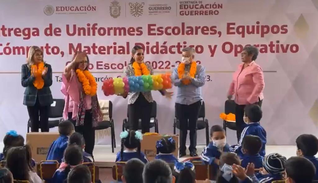 Letamaya's tweet photo. Feliz de haber jugado, cantado y participado en la entrega de uniformes, equipos de cómputo y material didáctico al Jardín de Niños Rosaura Zapata, en Taxco. Motivador ver a las y los niños muy contentos y con tanta energía; apreció el trabajo de maestras y de @EvelynSalgadoP. https://t.co/XTBcQgtuz5