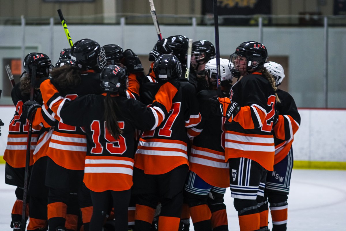 Congratulations to the 16 honorees from our Varsity Girls Ice Hockey team who were recently awarded Metro Girls Hockey League Academic Honors! #GoCaxys🐸

🗞️ bit.ly/3Sorz5Z