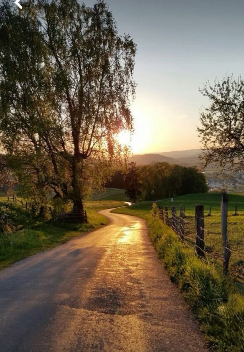 Look at the beauty of the sunset, and the heart stops fearing and the mind becomes at peace. Despite all the adversities, this beautiful aspect remains in life that deserves to be fought for. 
Good Evening 💙