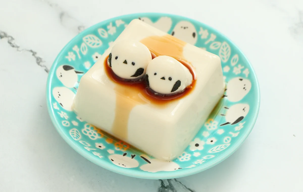 とてもかわいい！シマエナガが豆腐に乗っている！