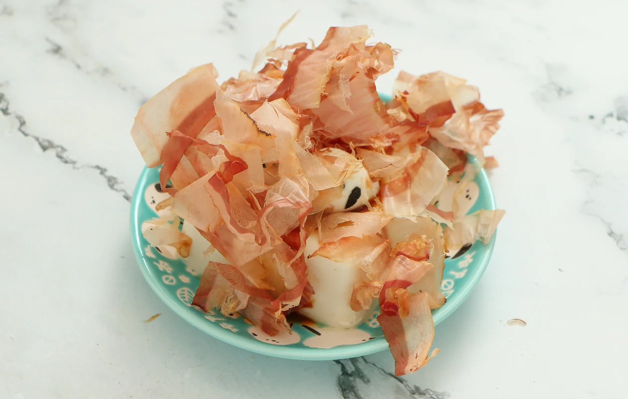 とてもかわいい！シマエナガが豆腐に乗っている！