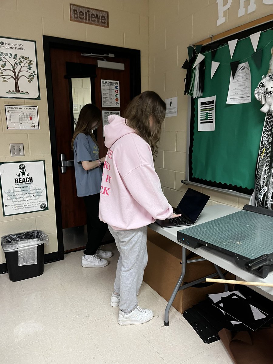 Floral Design students doing the Common House Plants gallery walk to research and identify 15 different indoor plants. We 💚 gallery walks because  students are active and engaged during this self-paced assignment.  

#CTEMonth #THEProsperHighSchool #TeachAg #NationalFFAWeek