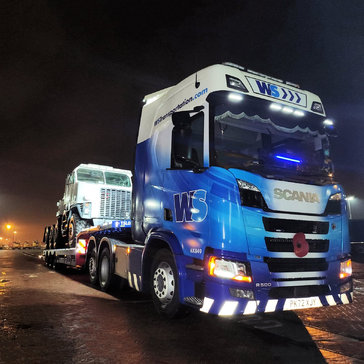 WSTLtd's tweet photo. One from our High &amp; heavy team collecting some ex military vehicles at Immingham Docks.
#wstransportation #drivenbyperfection #highandheavy #vehiclemovements #immingham #exmilitary #commercial #transport #transportation #logistics #haulage #24hours #7days https://t.co/gVffKcOkS2