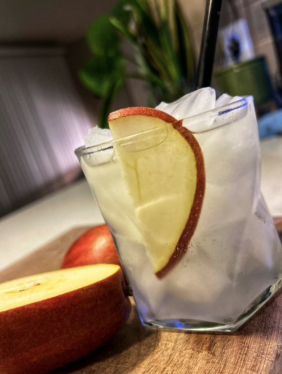 FatboyKnows's tweet photo. Red Pear &amp; Cinnamon Mule #fatboyknowsbest #tipsy #cocktails #yum #bar #az #la https://t.co/AhDjgFAxWH