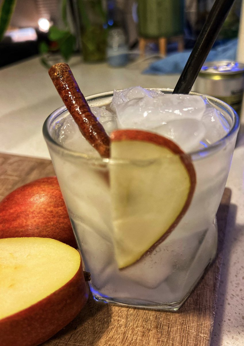FatboyKnows's tweet photo. Red Pear &amp; Cinnamon Mule #fatboyknowsbest #tipsy #cocktails #yum #bar #az #la https://t.co/AhDjgFAxWH