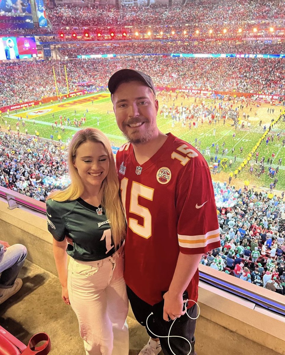 Farzin21's tweet photo. Wait .. Mr. Beast is a Chiefs fan?! 😳🤯 https://t.co/jMM4juaDq7