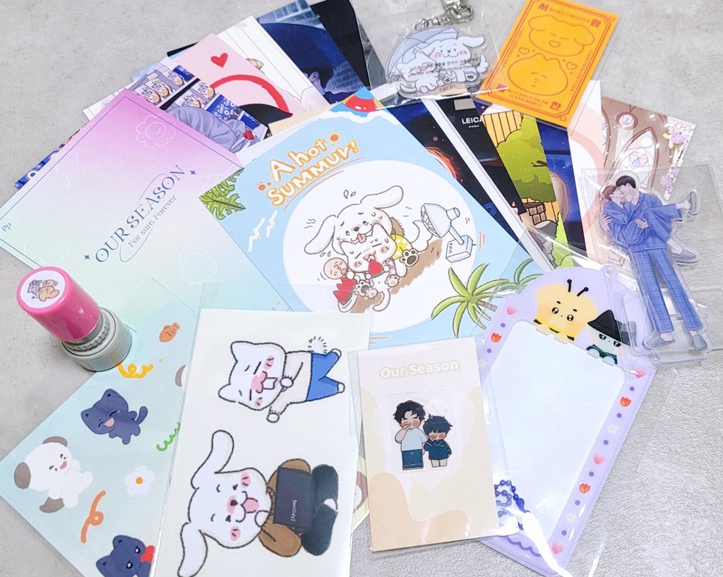 캘린더 후기를 이제야 올리네요ㅜㅜ
(미니컵은 급하게 찍느라 못 찍었지만..😅
매달 느낌이 다른 일러스트들이 너무 예쁘고 다른 특전들도 실물이 훨씬 더 귀엽더라구요🥰🥰
합작을 진행해주신 스텝분들 너무 감사드리구 함께 참여할 수 있어서 너무 좋았습니다❣