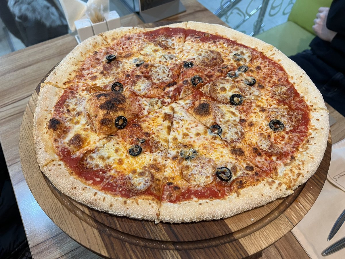 PizzaverseNFT's tweet photo. Discussing potential partnerships 🤌 https://t.co/RiY9uzeoJN