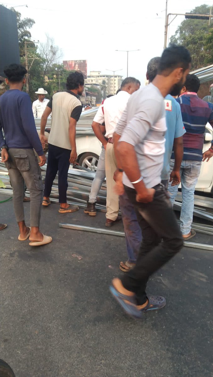gvp3387's tweet photo. This happened in Mangalore (Nantoor Junction) today, how risky is this? No one is safe. https://t.co/uZ5juJSReM