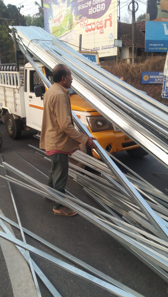 gvp3387's tweet photo. This happened in Mangalore (Nantoor Junction) today, how risky is this? No one is safe. https://t.co/uZ5juJSReM