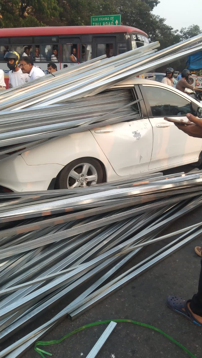 gvp3387's tweet photo. This happened in Mangalore (Nantoor Junction) today, how risky is this? No one is safe. https://t.co/uZ5juJSReM