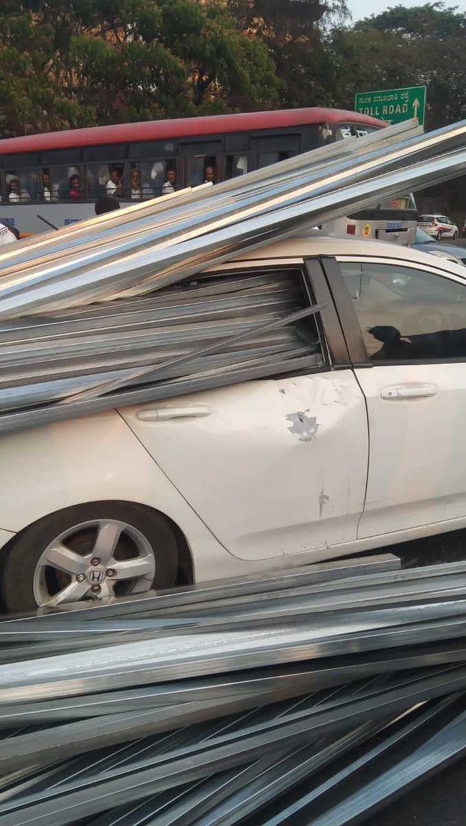 gvp3387's tweet photo. This happened in Mangalore (Nantoor Junction) today, how risky is this? No one is safe. https://t.co/uZ5juJSReM