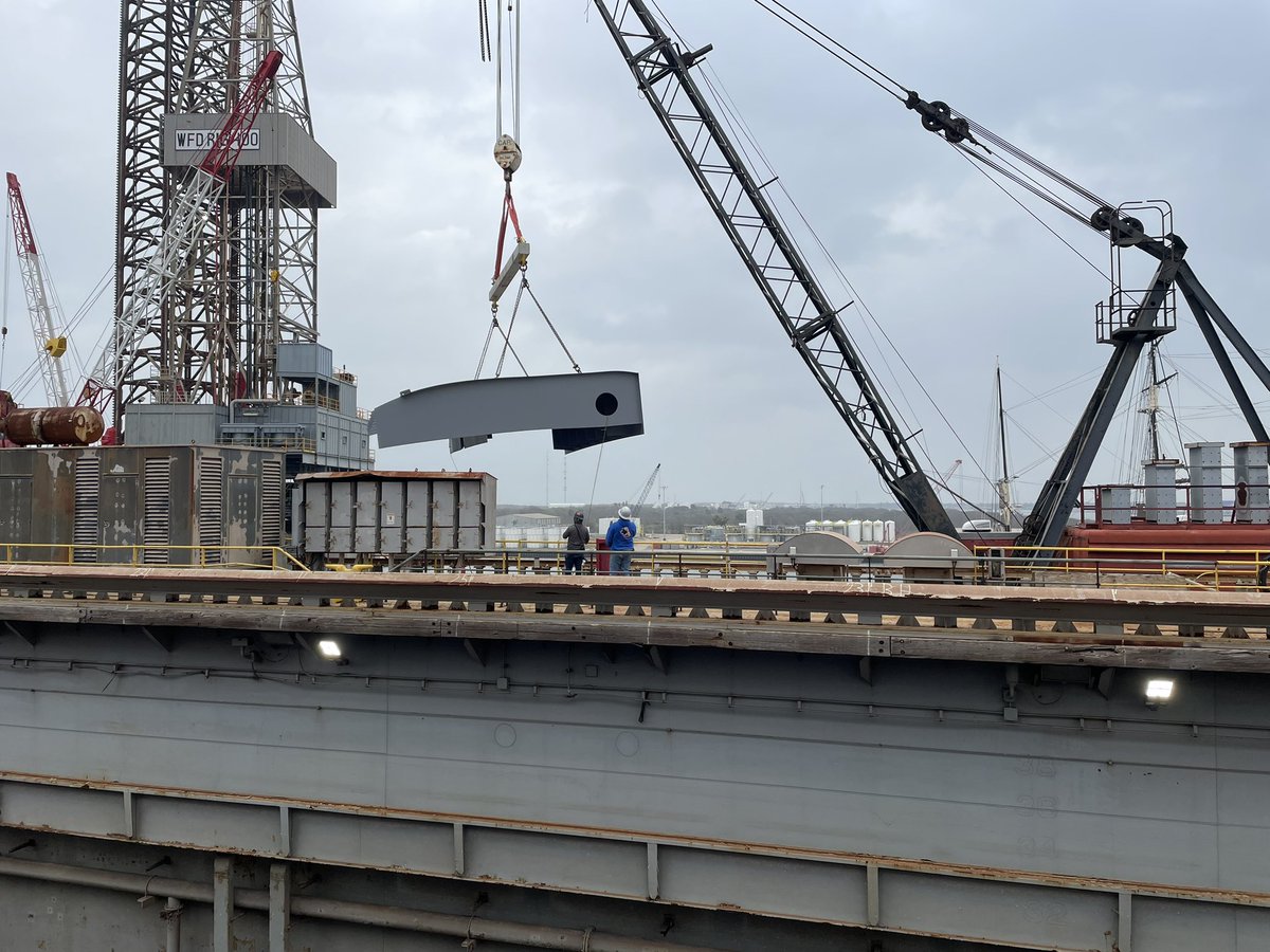 Battleship_TX's tweet photo. Another day, another blister module.  The third blister module has been moved to the dock floor and is being prepared to be fitted to the hull. https://t.co/Oe7jIyvBYD