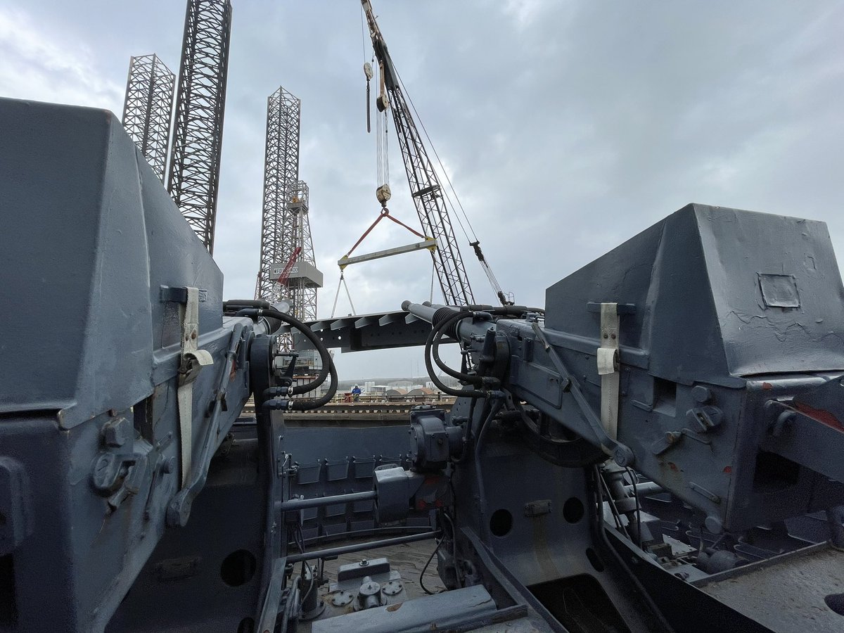 Battleship_TX's tweet photo. Another day, another blister module.  The third blister module has been moved to the dock floor and is being prepared to be fitted to the hull. https://t.co/Oe7jIyvBYD