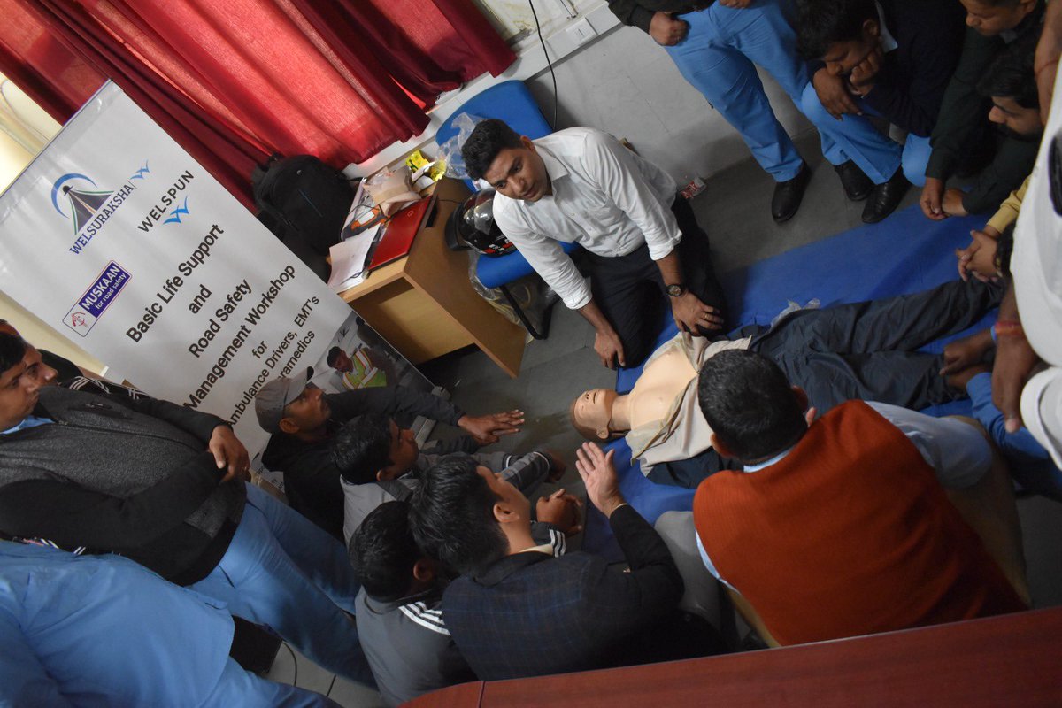 DrDineshGora's tweet photo. #Trauma_Emergency_System_Talks
Trauma management starts from the Crash site.
Everybody is the hero in the chain of survivors.
#EMTs training & feedback analysis are most neglected, but are the root of care.
@MORTHRoadSafety @MORTHIndia @NITIAayog @MuskaanNGO @trauma_india https://t.co/yvUeqHHwtB