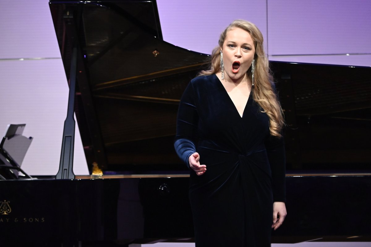 ROSLARTS's tweet image. @AJKennedyMezzo Annabel Kennedy, our Singers section final winner, taking home £5,000 and securing the second of four places in the Gold Medal final @wigmore_hall (14 June tickets on sale now).
Congratulations 👏 #ROSLAMC