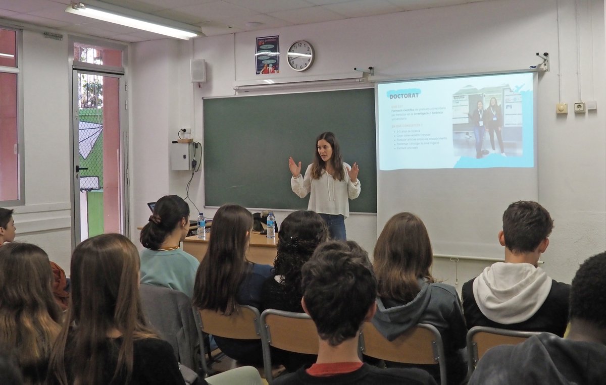 UBDivulga's tweet photo. Avui la @MarionaCaros ha participat en les jornades culturals de l'Institut IPSI amb la seva xerrada de #CaminsInfinitsUB. Hem parlat de temes molt interessants amb l'alumnat de tercer i quart d'ESO. #ChatGPT, #Siri, #Alexa... ens poden escoltar els mòbils? https://t.co/dwTNwgIjb4
