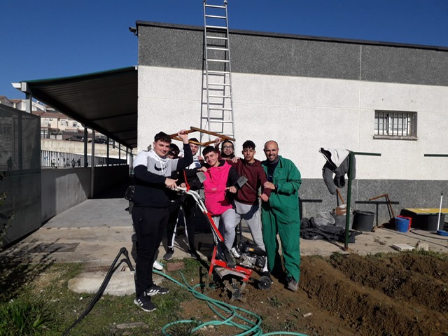 iesmariolopez's tweet photo. 2ª Puesta en marcha de nuestro Huerto Escolar 

https://t.co/wtRN2qRn1T 

#IESMarioLópez #Bujalance #FPGB #CarmenToledano #ProgramaAldea #HuertoEcológico #EcoEquipos #DulceEspera https://t.co/8vEDK0Hdbx