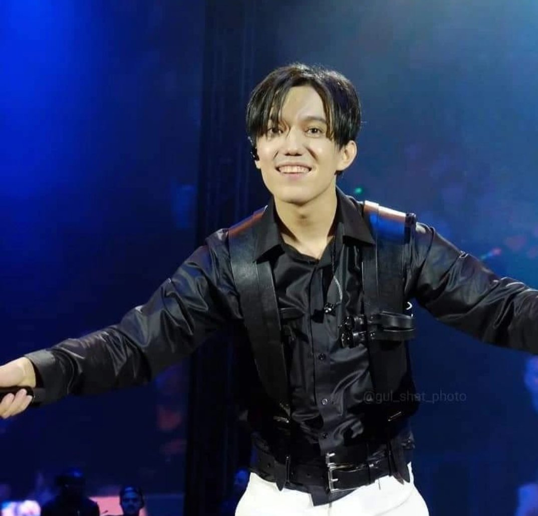 Kaktys704148781's tweet photo. @dimash_official Круто!!!Сам ДИМАШ приглашает танцевать!!!💃💃💃 Удачи, Dears!!!🔥❤️
STRANGER WORLD TOUR 2023 
#TheStoryOfOneSky
#DimashQudaibergen
#DimashConcertYerevan https://t.co/3RpEqie2Rh