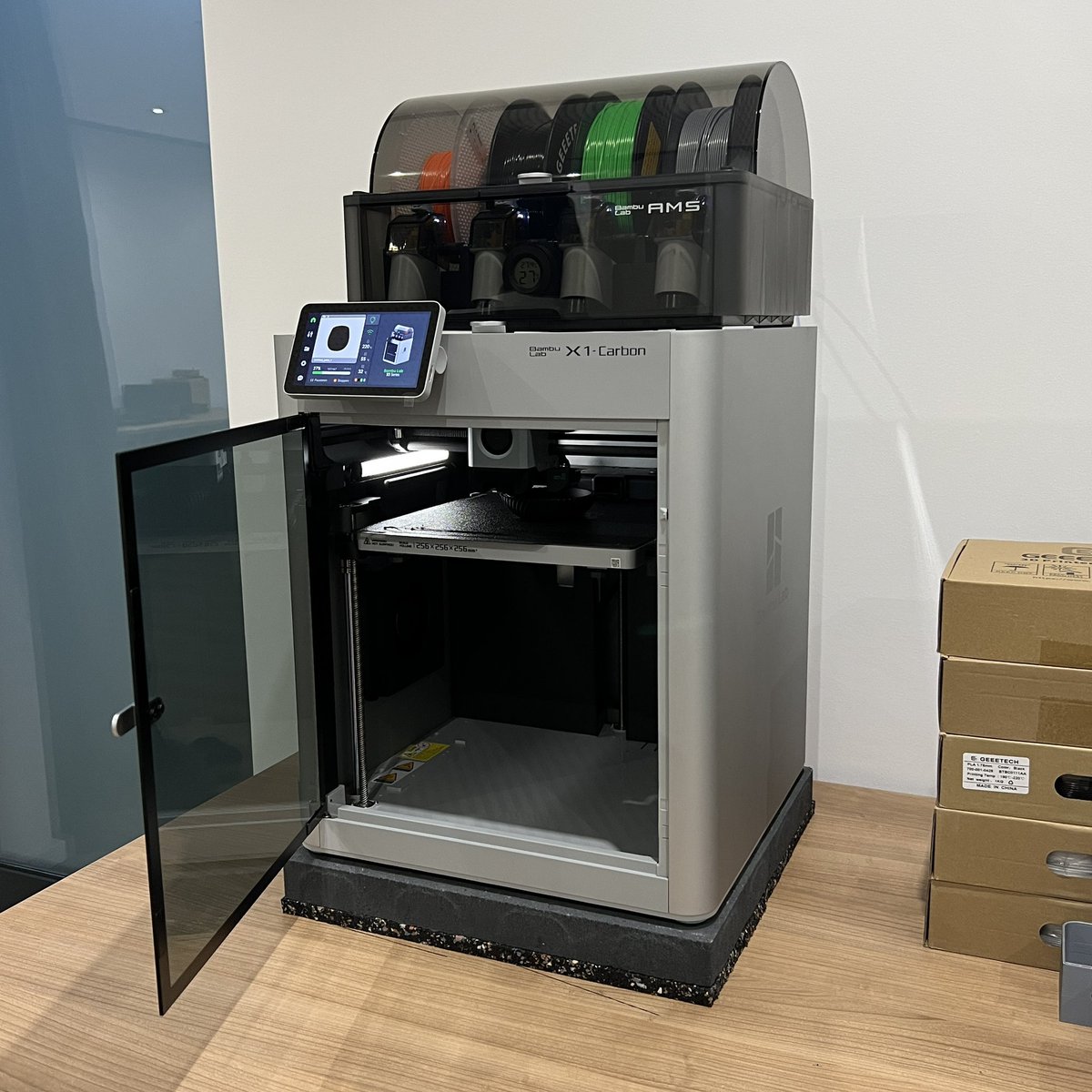 ITRaid's tweet image. Da ist das gute Stück - der Bambu Lab X1 Carbon mit AMS! 😍

Samstag angekommen und seitdem fast ununterbrochen im Einsatz… Einfach der Wahnsinn, wie gut die Drucke sind und mit welcher Geschwindigkeit das Teil unterwegs ist! 

Gibt zeitnah ein erstes Video dazu 💪🏻

#3DDrucker