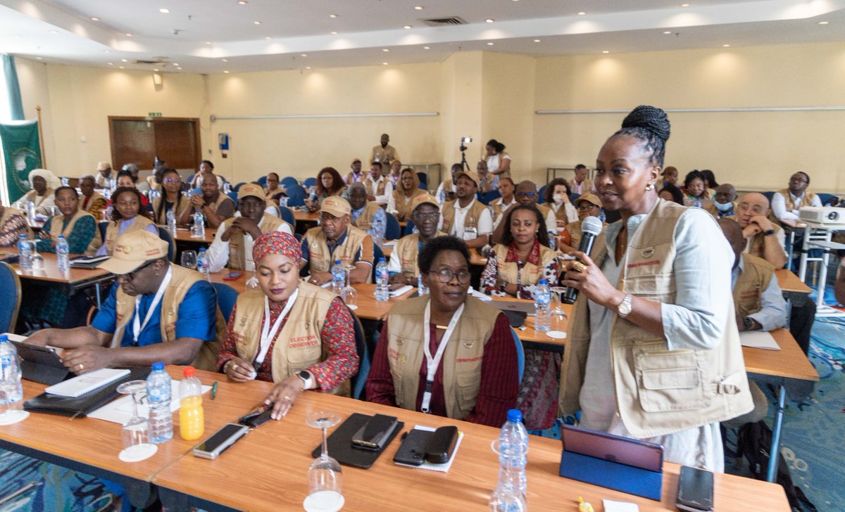 3/5
H.E Kenyatta called on the observers to be as impartial and neutral as possible, adding that their mandate is to witness the people of the Federal Republic of Nigeria elect their leaders.