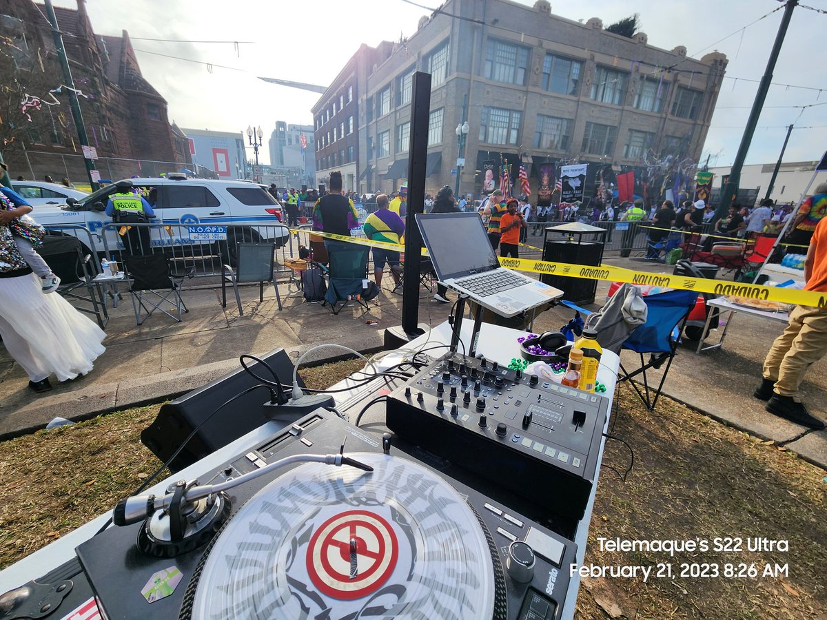 Reporting from Lee/Harmony circle ! 

#LeGeNdTheDJ on Zulu Parade route