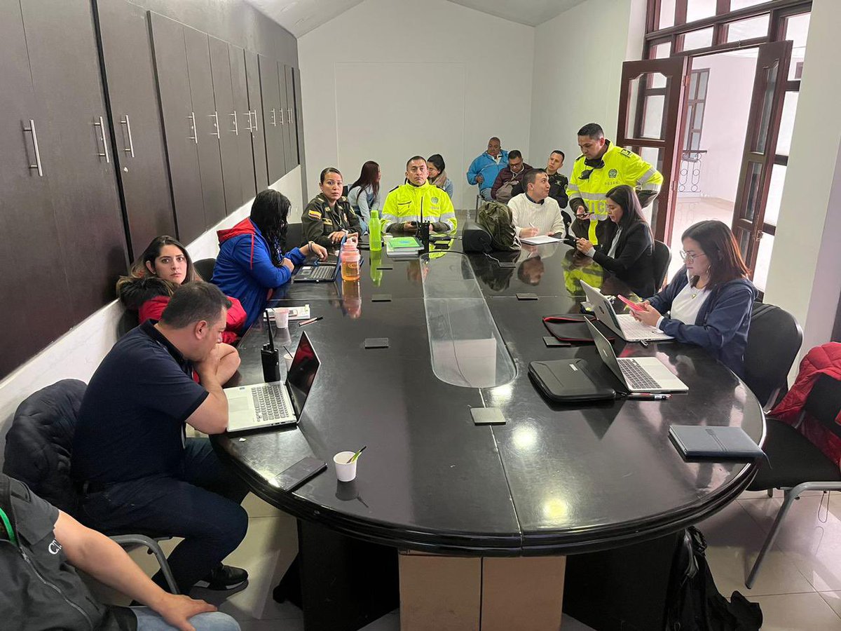 AndresPB1981's tweet photo. Desde el #PMU en instalaciones de @PoliciaPasto, estamos #Unificados para garantizar la seguridad, movilidad y tranquilidad de nuestros ciudadanos. De igual manera garantizamos el derecho a la protesta de nuestros #Taxistas. #PaztoSeguro. https://t.co/guTouPzCMI