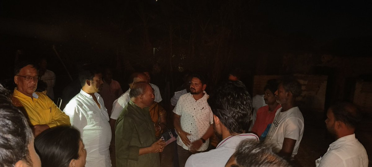 PradipK62425756's tweet photo. ବଡ଼ଚଣା ନିର୍ବାଚନ ମଣ୍ଡଳୀ ର ଧାନମଣ୍ଡଳ ପଞ୍ଚାୟତ ରେ ଅତ୍ୟନ୍ତ ଦୁଃଖଦ ଖଟଣା 2 ଗରିବ ପରିବାର ଙ୍କ ଘର ପୋଡି ଯାଇଥିବା ଖବର ଶୁଣି ସେଠାରେ ପହଁଚି ପରିବାର କୁ ସମବେଦନା ଜଣେଇବା ସହିତ ସାହାଯ୍ୟ ର ହାତ ବଢ଼େଇଲେ ବଡ଼ଚଣା ର ସୁଖ ଦୁଃଖ ର ସାଥ��� #ଆମରପ୍ରସାଦସାତପଥୀ
#MLAbadachana https://t.co/5sFgbY3qb3