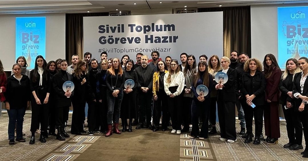 STÖ #UCIM, Burcu Biricik, Özge Gürel, Serkan Çayoğlu, Kerem Bürsin, Uraz Kaygılaroğlu, Merve Dizdar, Selma Ergeç, Nilperi Şahinkaya, Hatice Şendil, Şükrü Özyıldız gibi ünlü isimlerin de katılımıyla #SivilToplumGöreveHazır sloganıyla bugün depremzede çocuklar adına toplandı.