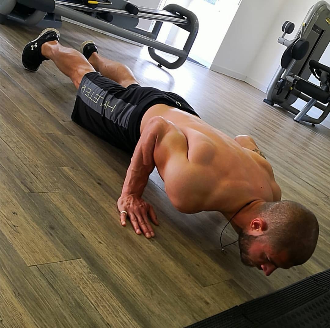 jackdcoulson's tweet photo. Gents, I've put together a FREE set of bodyweight workouts for you

They are short 20-30 minute sessions to help you build a lean, athletic physique from home

If you want them, RT this tweet and comment below saying "home workout" and I'll send them over

(must be following me) https://t.co/uMNYa8mzWK