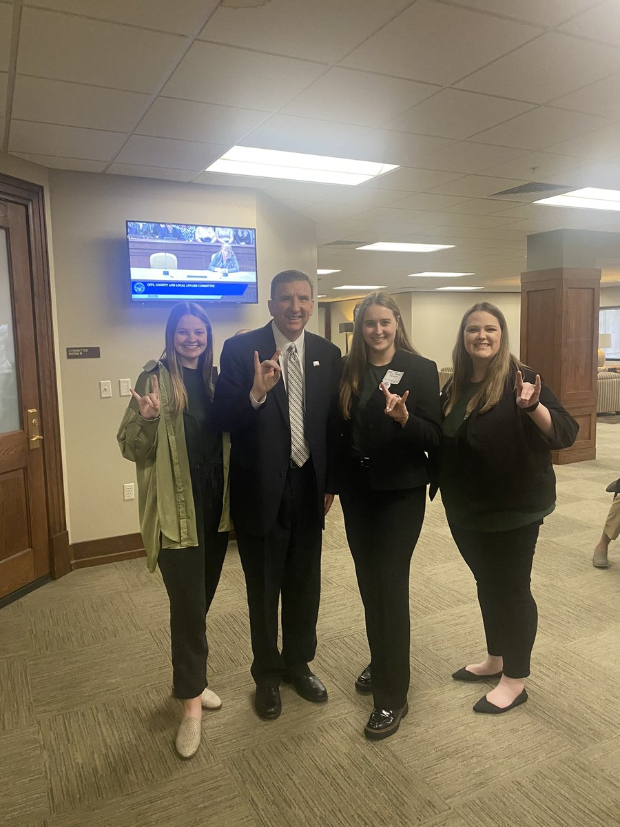 madeleinev30's tweet photo. Excited to be at the @ARHungerRelief Lobby Day! Thank you @shanebroadway  for stopping by to talk about the A-State Food Pantry with us! We hope to see you on campus soon! #WolvesUp ❤️🐺 https://t.co/oBA4gvr1jx