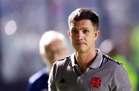 A estrutura que o treinador Maurício Barbieri escolheu para atacar contra o Botafogo no segundo tempo foi muito debatida, tanto no twitter, quanto na transmissão oficial. Nesta thread busco elucidar a ideia do técnico vascaíno de como extrair vantagem da superioridade de 10x8.